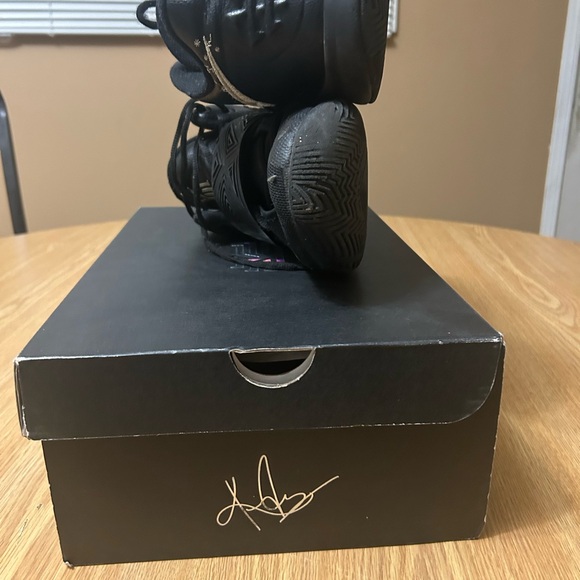 Kyrie Flytrap 3 Size 11 US MENS - basketball shoes - Picture 4 of 5